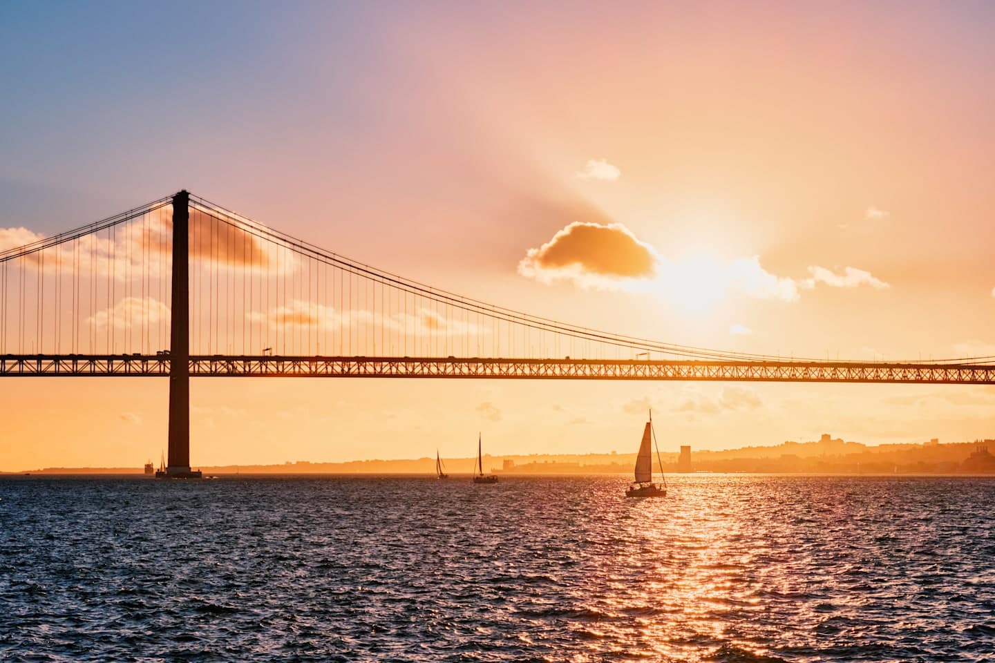 Bootsfahrt bei Sonnenuntergang auf dem Tejo thumbnail